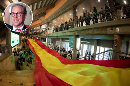 Bandera de España en el acto de VOX en Madrid y en miniatura Mariano Veganzones