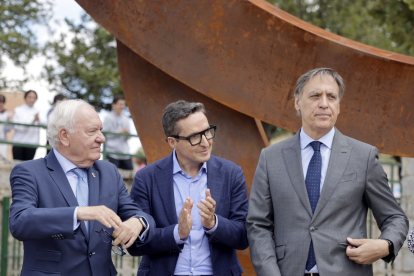 El rector de la Universidad de Salamanca, Juan Manuel Corcado, y el alcalde de la ciudad, Carlos García Carbayo, participan en la inauguración de la escultura 'Cuidar la Vida'