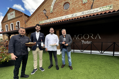 Julián Anaya, Pablo de los Ríos, Javier Sánchez y Rafael Miquel, frente al restaurante Ágora de Protos