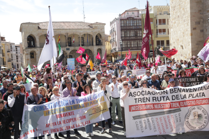 Concentración por la reapertura de la línea ferroviaria de la Ruta de la Plata entre Astorga (León), Zamora, Salamanca y Plasencia (Cáceres).