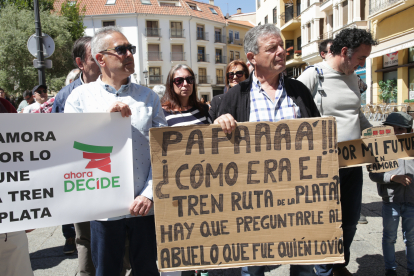 Concentración por la reapertura de la línea ferroviaria de la Ruta de la Plata entre Astorga (León), Zamora, Salamanca y Plasencia (Cáceres).