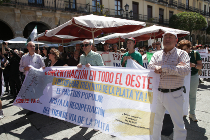 Concentración por la reapertura de la línea ferroviaria de la Ruta de la Plata entre Astorga (León), Zamora, Salamanca y Plasencia (Cáceres).