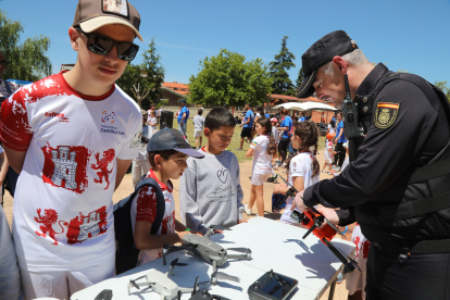 Exhibición de la Policía Nacional ante los niños y niñas de la Escuela 100x100 Deporte