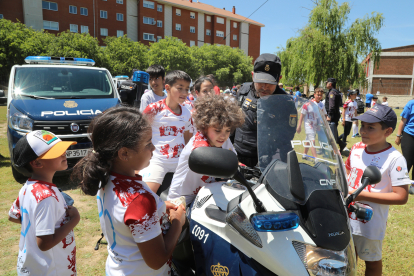 Exhibición de la Policía Nacional ante los niños y niñas de la Escuela 100x100 Deporte