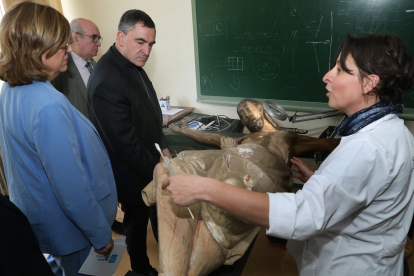 La presidenta de la Diputación, Ángeles Armisén, acompañada de la diputada de Cultura, Carolina Valbuena; y el obispo de la Diócesis, Mikel Garciandía, entre otros, visitan el taller de restauración de obras de arte ubicado en el seminario menor