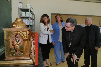 La presidenta de la Diputación, Ángeles Armisén, acompañada de la diputada de Cultura, Carolina Valbuena; y el obispo de la Diócesis, Mikel Garciandía, entre otros, visitan el taller de restauración de obras de arte ubicado en el seminario menor