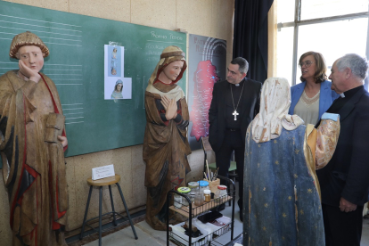 La presidenta de la Diputación, Ángeles Armisén, acompañada de la diputada de Cultura, Carolina Valbuena; y el obispo de la Diócesis, Mikel Garciandía, entre otros, visitan el taller de restauración de obras de arte ubicado en el seminario menor