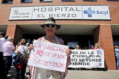 Concentración por la sanidad pública en el hospital El Bierzo.