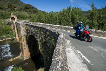 Naturaleza y patrimonio asaltan al viajero que recorre la N-623. Apenas un pequeño desvío basta, por ejemplo, para llegar a Pesquera de Ebro, y disfrutar del paisaje de la imagen