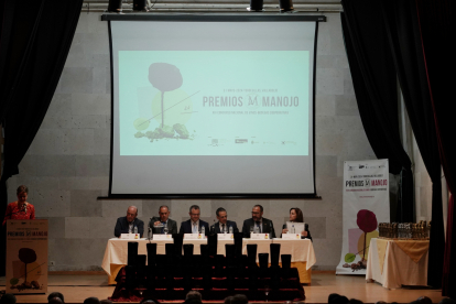 El consejero de Agricultura, Ganadería y Desarrollo Rural, Gerardo Dueñas, en el XIX Concurso Nacional de Vinos, Premios Manojos