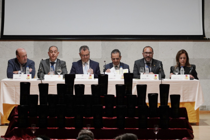 El consejero de Agricultura, Ganadería y Desarrollo Rural, Gerardo Dueñas, en el XIX Concurso Nacional de Vinos, Premios Manojos