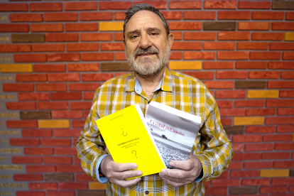 El etnógrafo y antropólogo Modesto Martín posa con su novela «La edad del sueño» y su libro «Lo sabes o no lo sabes».