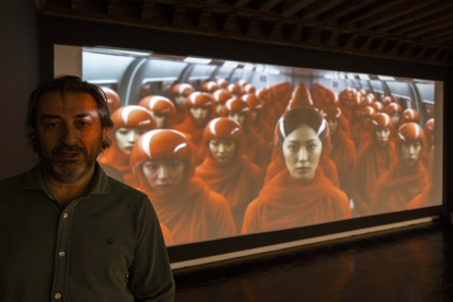 El Museo de Salamanca acoge la muestra 'La imagen promiscu@ (vol. 2)' que aborda temas políticos y sociales desde obras creadas con IA