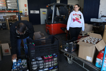 Diana Román, beneficiaria del banco de Alimentos de Palencia en el almacén de la asociación.