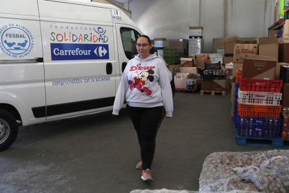 Diana Román, beneficiaria del banco de Alimentos de Palencia en el almacén de la asociación.