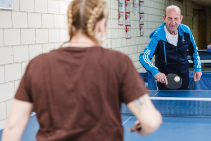 Enfermos de Alzheimer entrenan con el club de Tenis de Mesa CTM Soria.