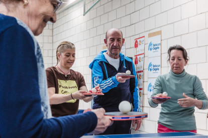 Enfermos de Alzheimer entrenan con el club de Tenis de Mesa CTM Soria.