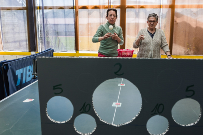 Enfermos de Alzheimer entrenan con el club de Tenis de Mesa CTM Soria.