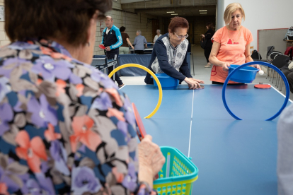 Enfermos de Alzheimer entrenan con el club de Tenis de Mesa CTM Soria.