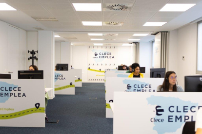 Una foto de archivo de personas trabajando en una oficina