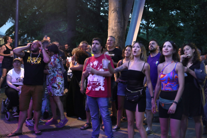 Público asistenta a los conciertos en el parque del Sotillo
