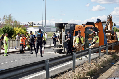 Imagen del accidente en la LE-30 donde un joven resultó herido de gravedad.