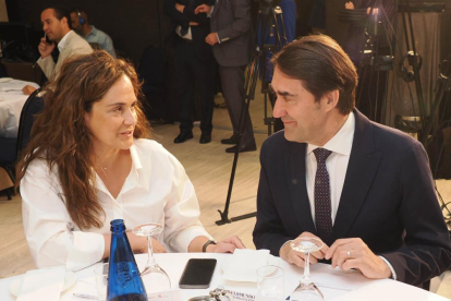 La consejera-delegada de Edigrup, Adriana Ulibarri, junto al consejero de Medio Ambiente, Vivienda y Ordenación del Territorio, Juan Carlos Suárez-Quiñones, en el Club de Prensa 'Claves del futuro: Energía, Vivienda y Jóvenes’