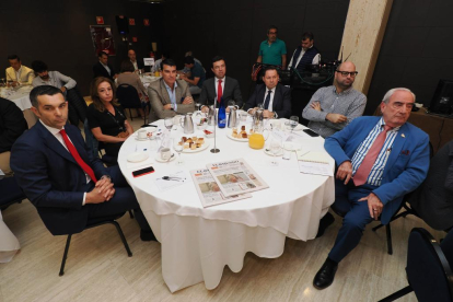 De derecha a izquierda: Jesús Eliz (presidente del Colegio de Aparejadores de Valladolid), Román Cid de Rivera (Edigrup Media), Rodrigo Cabrejas Sanz (Instituto de Censores Jurados de Cuentas de España), Rubén García Alija (Banco Santander), Santiago Campos Asensio (Grupo CMD Salud), María Jesús García (Edigrup Media), Santiago Álvarez Santos (Banco Santander), en el Club de Prensa 'Claves del futuro: Energía, Vivienda y Jóvenes’