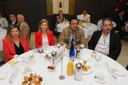 Almudena Cembrano (Edigrup), Reyes Alonso (Castilla y León EsRadio), Julio Muñoz Toro (AGC Inmo) y Juan Ramón Jiménez (Experiencia Silver al servicio de la empresa), en el Club de Prensa 'Claves del futuro: Energía, Vivienda y Jóvenes’