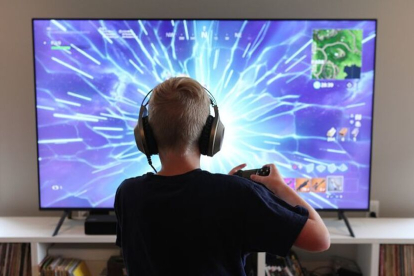 Imagen de archivo de un menor jugando al Fortnite.