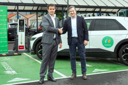 El director de Iberdrola Clientes España, David Martínez, y el director de Desarrollo de EROSKI, Javier España, acuerdan la instalación de 40 puntos de recarga para vehículos eléctricos en Castilla y León.