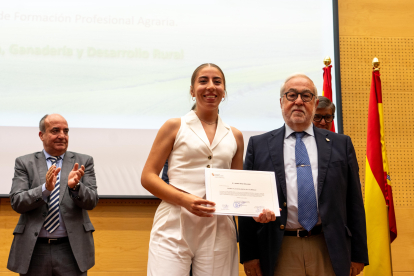 Diana Zayas, galardonada en el ciclo de Gestión Forestal y del Medio Natural en los I Premios a la Excelencia de los Centros Integrados de FP Agrarias en el c