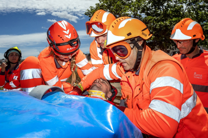 Profesionales de emergencias reciben formación sobre rescates en accidentes de tráfico en Ciudad Rodrigo (Salamanca).
