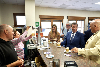 El consejero de la Presidencia, Luis Miguel González Gago, presenta la nueva línea de ayudas para bares y centros de ocio en pequeños municipios de Castilla y León.