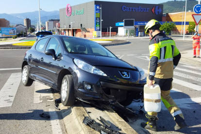 Accidente de tráfico en la glorieta de la Gasolinera de Carrefour, en Ponferrada