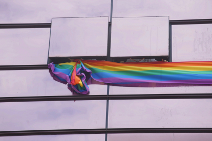 La bandera arcoíris luce ya en las ventanas de los despachos del PSOE en las Cortes de Castilla y León