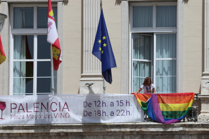 La bandera del Orgullo LGTB colocada en el balcón del Ayuntamiento de Palencia