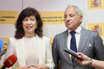 La ministra de Igualdad, Ana Redondo, y el delegado del Gobierno en Castilla y León, Nicanor Sen, antes de reunirse con el colectivo LGTBI+