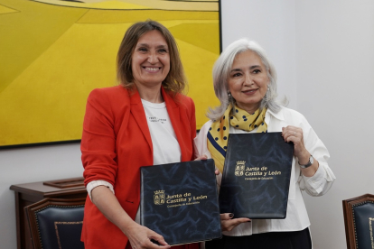 La consejera de Educación, Rocío Lucas, y la directora general de la Fundación Naturgy, María Eugenia Coronado.