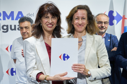 Ana Redondo, ministra de Igualdad y Elodie Perthuisot, CEO Carrefour España en la firma del I Plan de Igualdad con FETICO, CCOO, UGT y Valorian