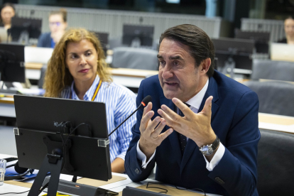 El consejero de Medio Ambiente, Vivienda y Ordenación del Territorio, Juan Carlos Suárez-Quiñones, interviene en la reunión de partes interesadas del dictamen ''Cómo aprovechar el potencial de la política de cohesión para abordar el cambio demográfico'', del Comité Europeo de las Regiones.