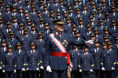El rey preside la entrega de Reales Despachos de sargentos a los 339 integrantes de la XXXII promoción de la Academia Básica del Aire.