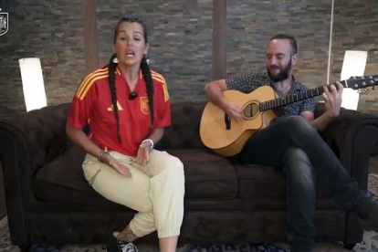 Isabel Aaiún dedica una versión de su 'Potra Salvaje' a la Selección Española