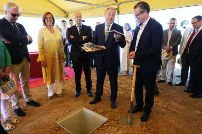 Iberóleo Paredes inicia la construcción de su planta de aceite en Paredes de Nava (Palencia). La instalación ocupará 19 hectáreas, producirá 170 millones de litros de aceite al año y generará 70 puestos de trabajo. En la imagen el consejero de Agricultura, Ganadería y Desarrollo Rural, Gerardo Dueñas colabora en colocación de la primera piedra