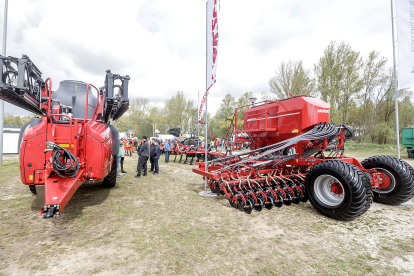 Agricultores visitan una pasada edición de la Feria de Maquinaria Agrícola de la localidad burgalesa de Lerma.