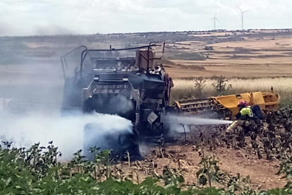 Incendio originado en una empacadora y calcina ocho hectáreas de pasto en Ledesma (Soria).