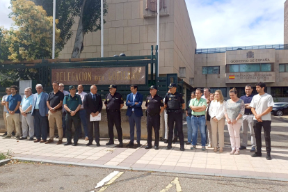 El subdelegado del Gobierno en Valladolid, Jacinto Canales, participa en un minuto de silencio por las últimas víctimas de violencia de género