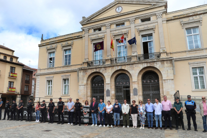 Minuto de silencio en la plaza Mayor de Palencia por las últimas víctimas de violencia de género