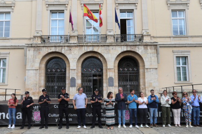 Minuto de silencio en la plaza Mayor de Palencia por las últimas víctimas de violencia de género