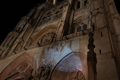 Fachada de la Catedral de Burgos con imágenes de la 'granja del terror'